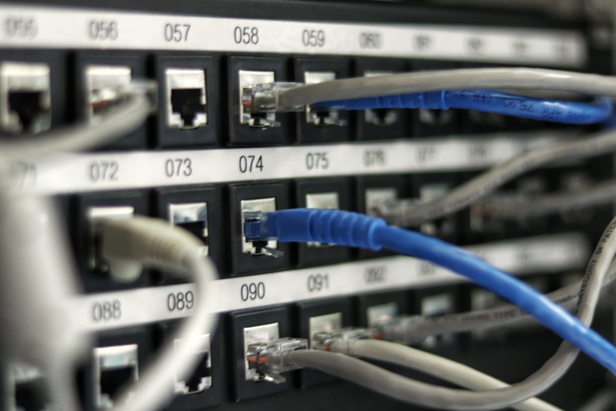 Blau beleuchtete Netzwerktechnik in einem Rechenzentrum